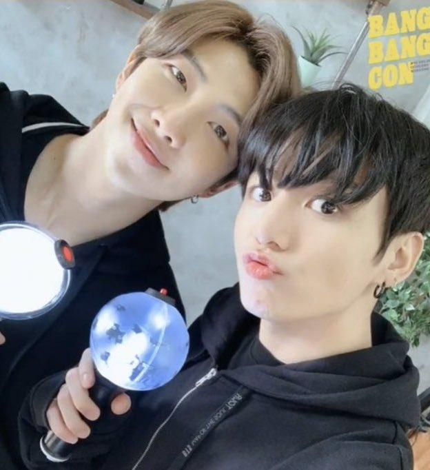 bts-rm-et-jungkook-montrent-leur-excitation-pour-bang-bang-con-en-posant-pour-le-plus-adorable-selfie