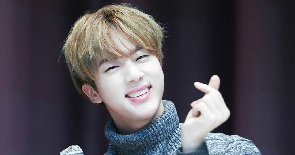 Jin de BTS joue du piano pour les fans