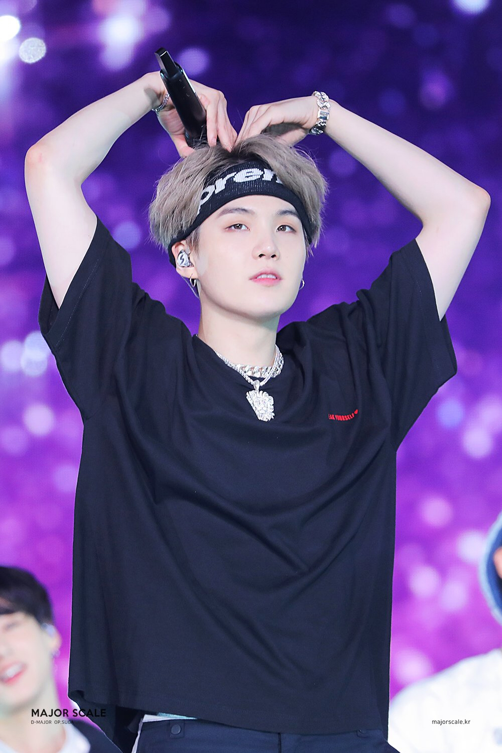 Suga de BTS n'a pas pu retenir ses larmes lorsqu'il a livré son message