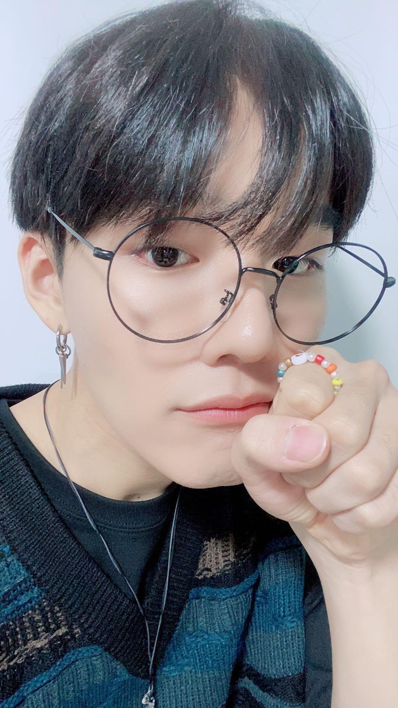 SeungHun de CIX est la prochaine idole de K-Pop à offrir aux membres des accessoires perlés