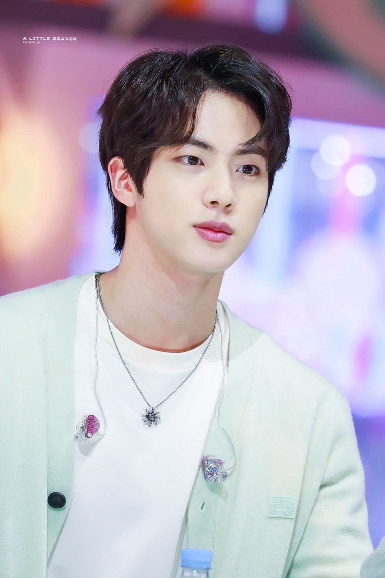 Différence de BTS Jin en réaction à la caméra après avoir atteint le statut de superstard