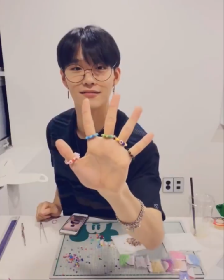 SeungHun de CIX est la prochaine idole de K-Pop à offrir aux membres des accessoires perlés