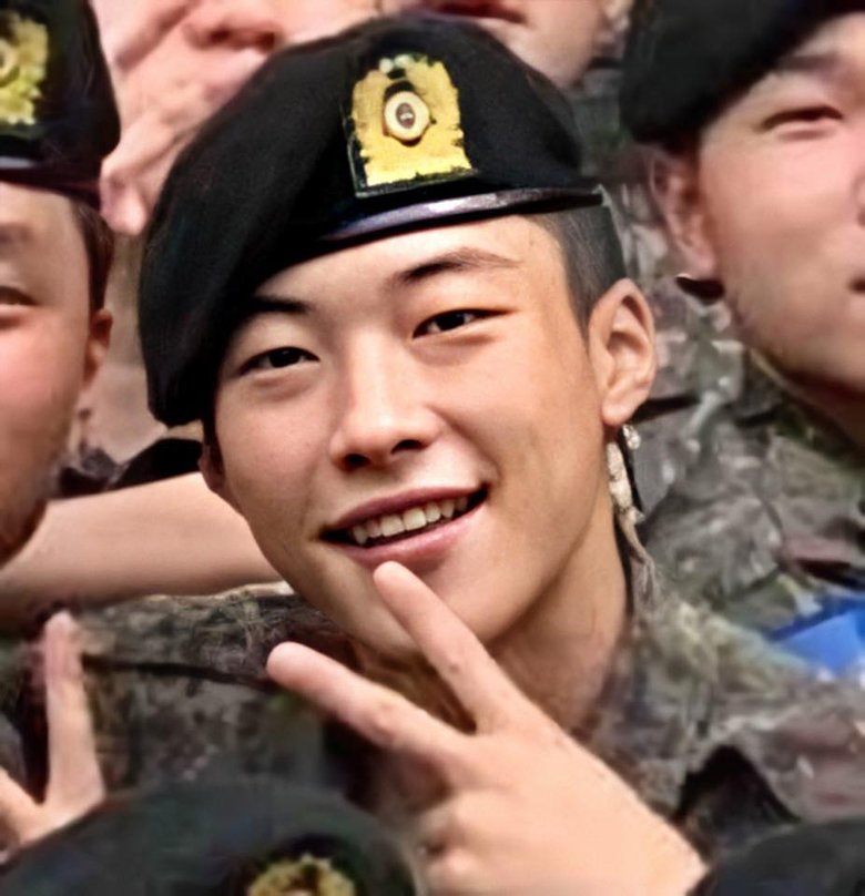 Woo DoHwan a l'air mignon dans les photos militaires récentes