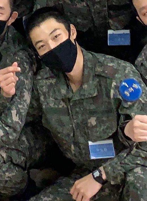 Woo DoHwan a l'air mignon dans les photos militaires récentes