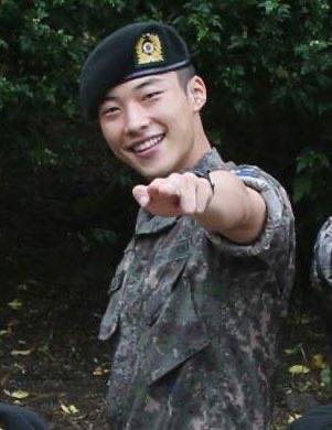 Woo DoHwan a l'air mignon dans les photos militaires récentes