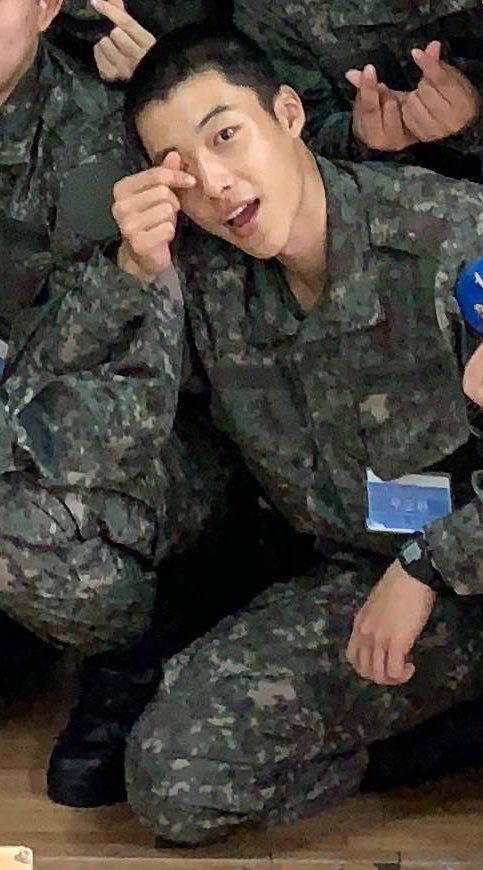 Woo DoHwan a l'air mignon dans les photos militaires récentes