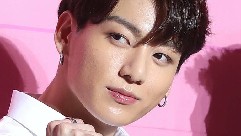 JungKook affiche son visage parfait avec une coiffure en queue de cheval en direct |  Kpopmap