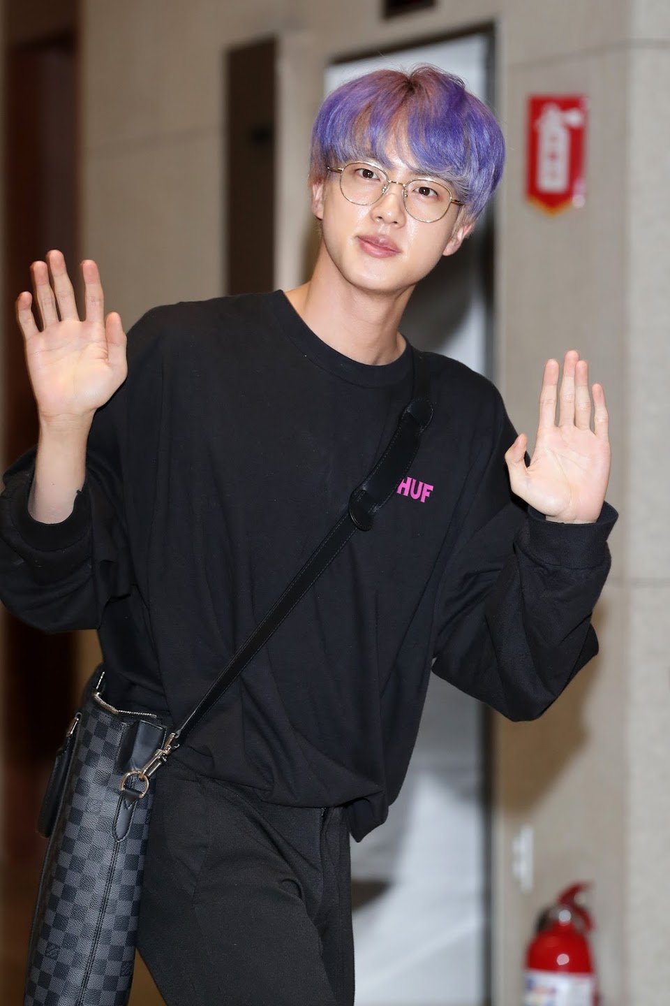 jin-of-boy-band-bts-aka-bangtan-boys-est-vu-à-l'arrivée-news-photo-1568045866