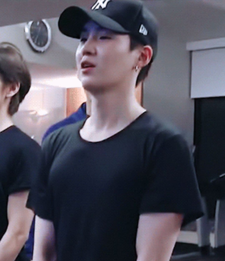 BTS-Suga-et-V-dans-gym-3-768x890