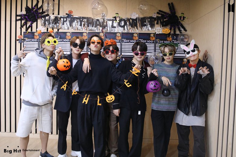 Les fans ont adoré la façon dont différents BTS et TXT célèbrent Halloween