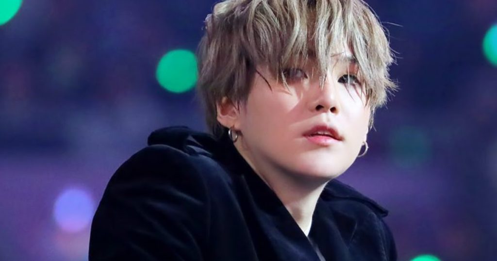 Suga de BTS a révélé avoir subi une opération chirurgicale pour son épaule secrètement afin de ne pas alarmer les fans