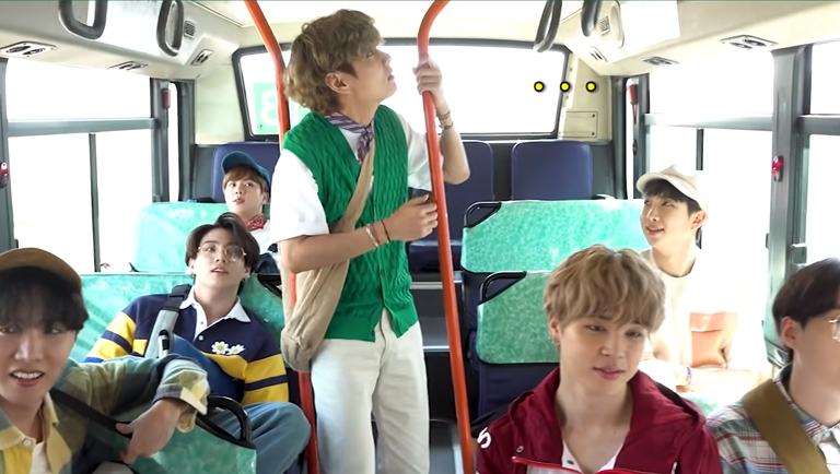 V de BTS se surprend en cassant la poignée du bus |  Kpopmap