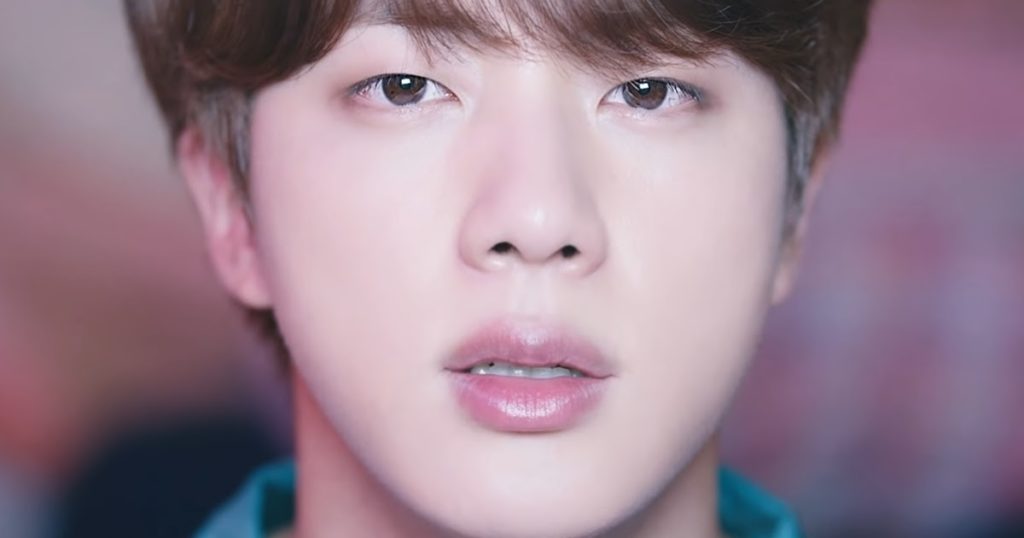 Jin de BTS a dû refaire une scène dans le clip vidéo "La vie continue" 8 fois