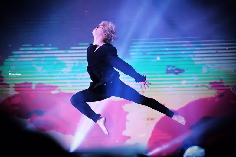 JiMin de BTS défie la gravité une fois de plus avec une séance photo `` Esquire ''