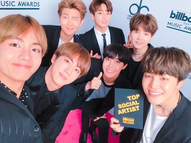 Une liste des `` premiers '' prix de BTS depuis leurs débuts avant de recevoir une nomination aux `` Grammy ''