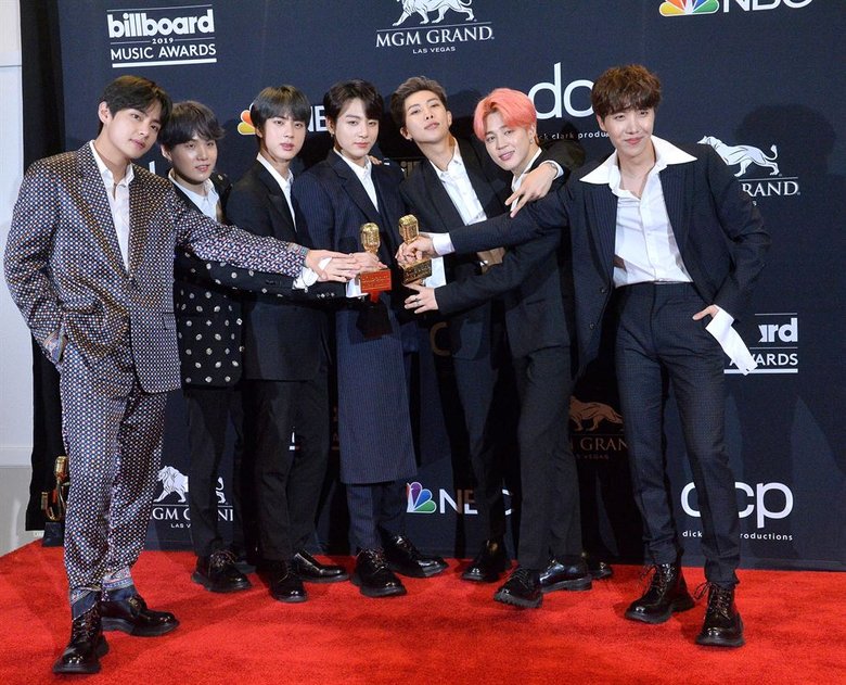 Une liste des `` premiers '' prix de BTS depuis leurs débuts avant de recevoir une nomination aux `` Grammy ''