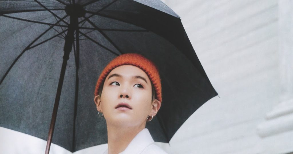 Suga de BTS parle du moment où un fan lui a donné un parapluie de manière inattendue