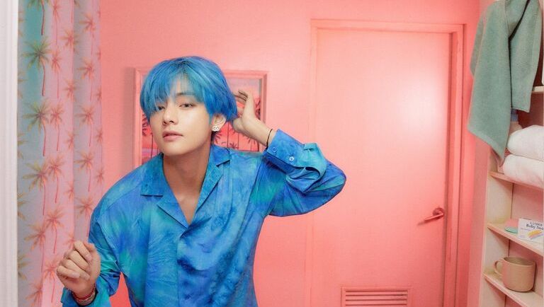 BTS V semble toujours avoir une interaction adorable avec les cameramen |  Kpopmap