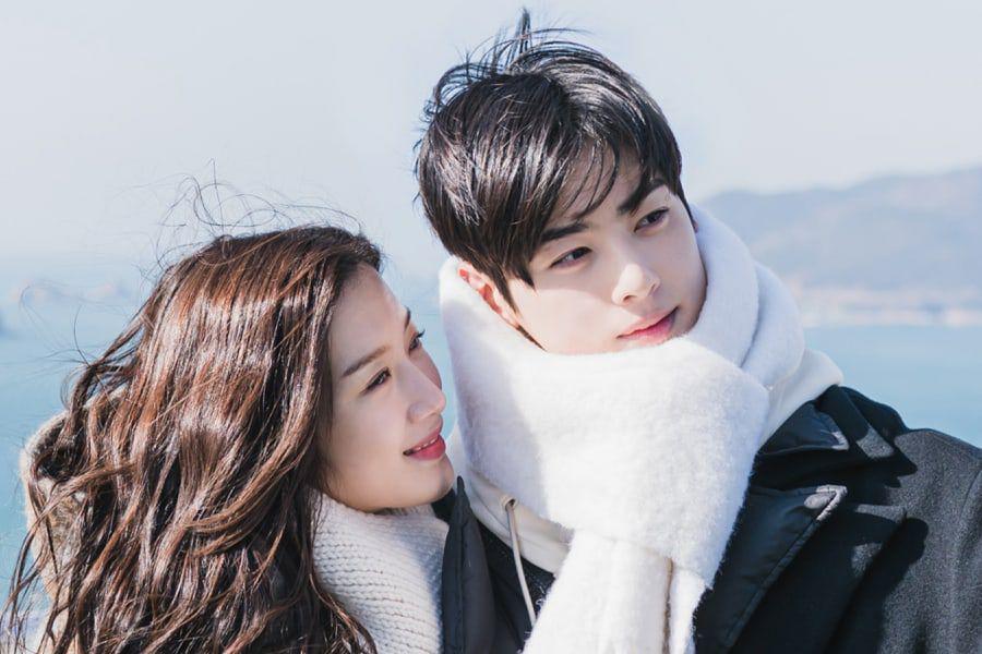 Moon Ga Young et Cha Eun Woo forment un couple parfait lors d'un rendezvous au bord de la mer