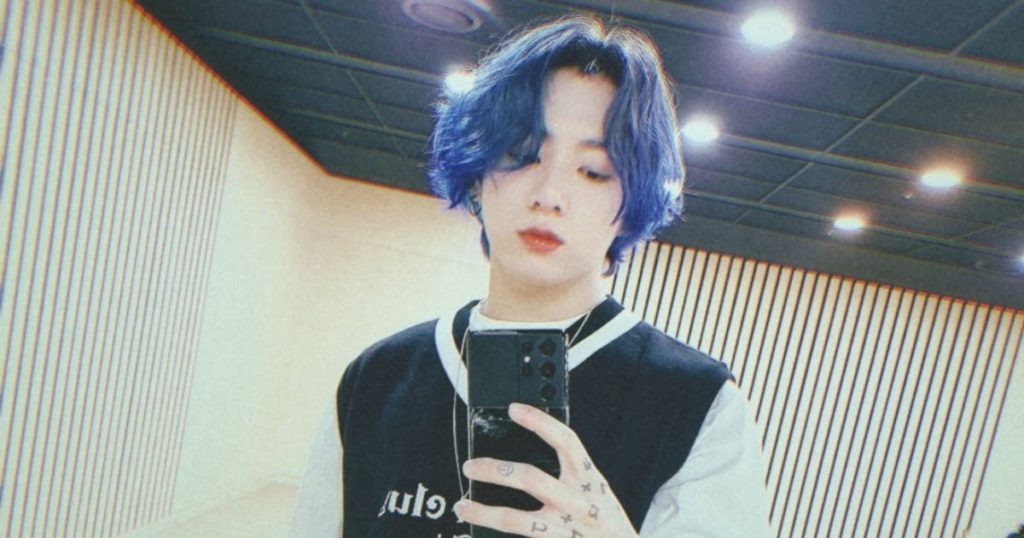 10 réactions des fans au Jungkook de BTS attaquant les ARMYs avec ses nouveaux cheveux bleus