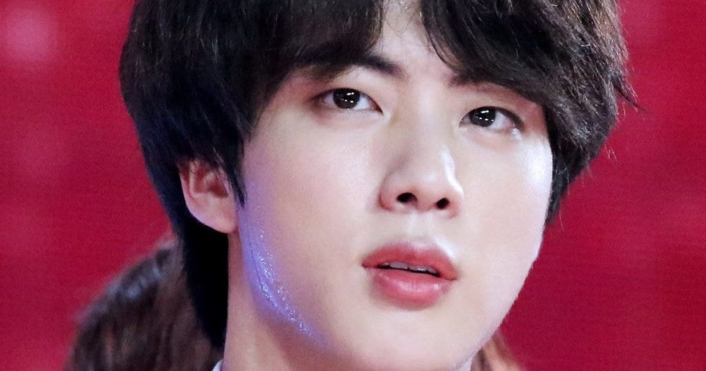 Les maîtres des fans de BTS Jin révèlent qu'il n'est pas nécessaire de modifier ses photos parce qu'il est juste si parfait