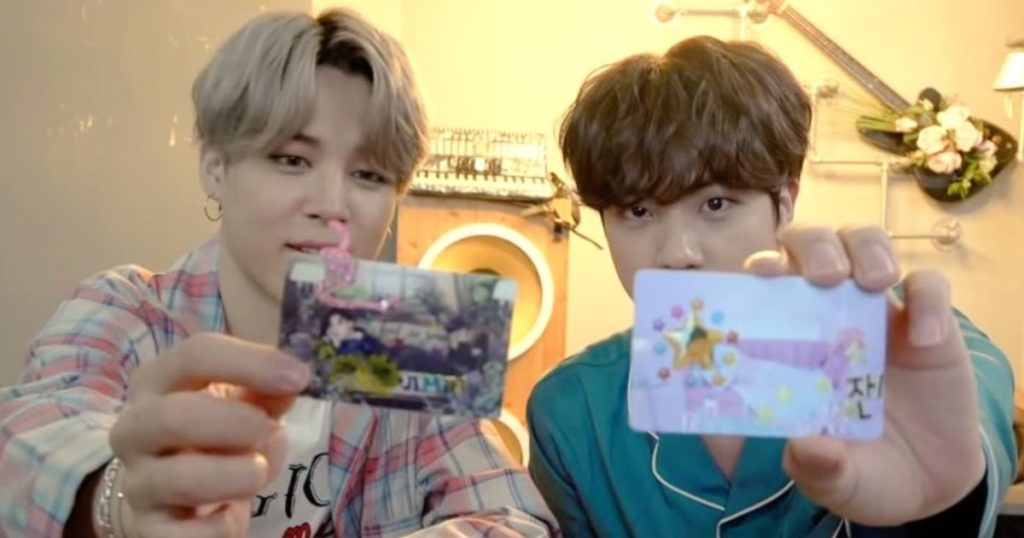 Jimin et Jin de BTS décorant des cartes photo est un désordre chaotique, et les fans vivent pour cela