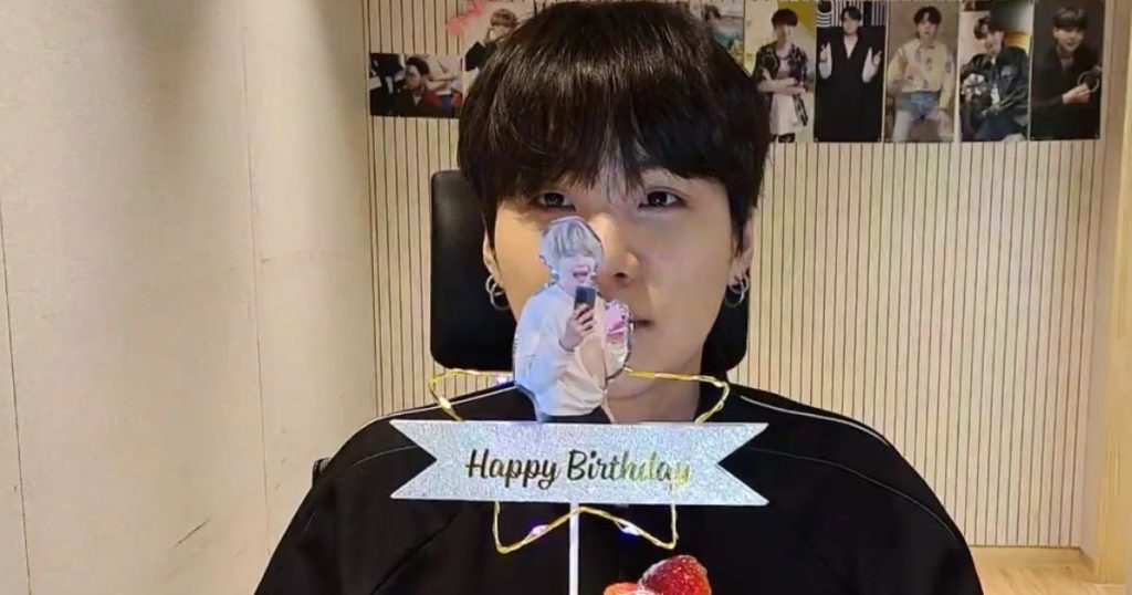 Jungkook de BTS s'arrête sur la diffusion en direct de Suga pour lui chanter un joyeux anniversaire