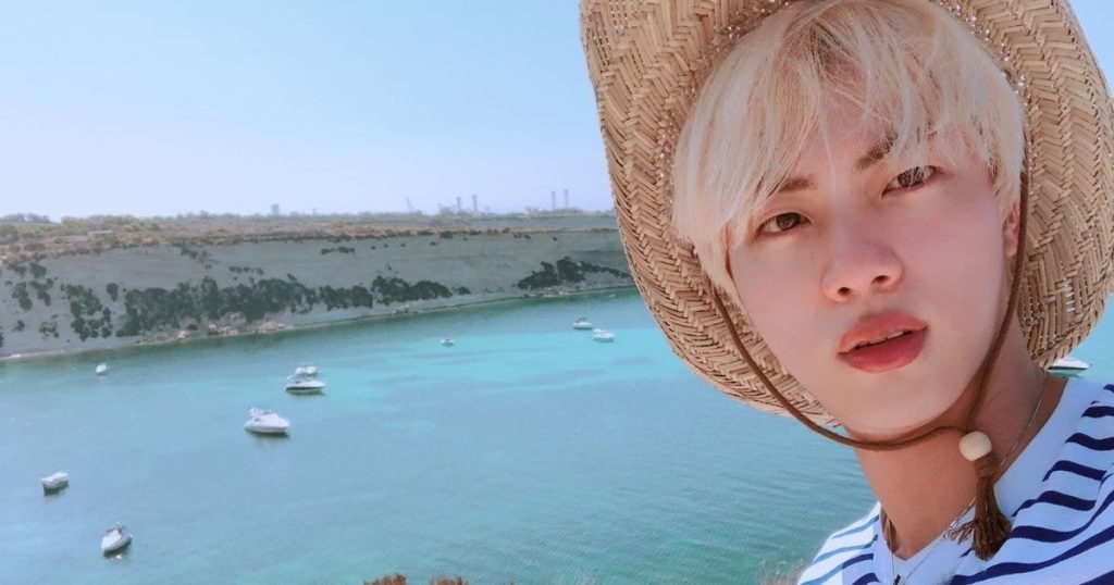 Un fan a demandé à Jin de BTS de partager des photos d'un certain jour, mais Jin a fini par chuter bien plus que prévu