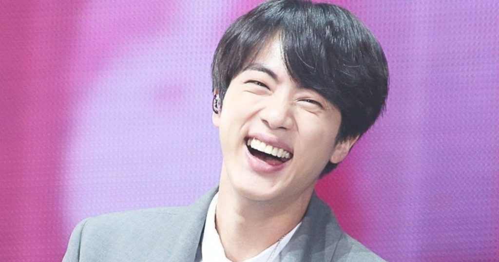 Jin de BTS met une touche comique dans sa réponse à ce qui a changé à propos de BTS depuis ses débuts