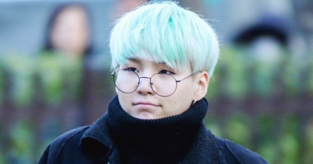 Suga de BTS a eu un autre moment de «vieil homme» en dégustant un verre