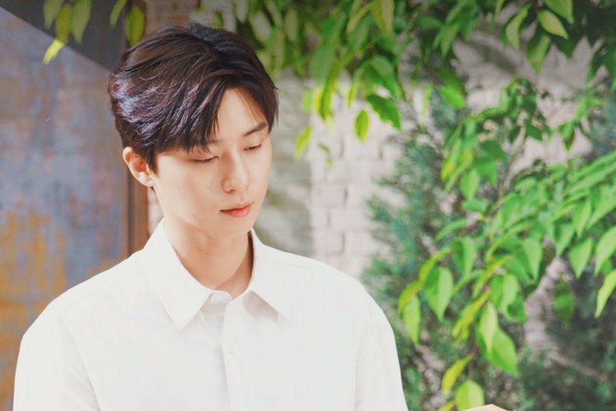 Park Seo Joon réfléchit à sa filmographie et des amis célèbres le félicitent pour son 10e anniversaire