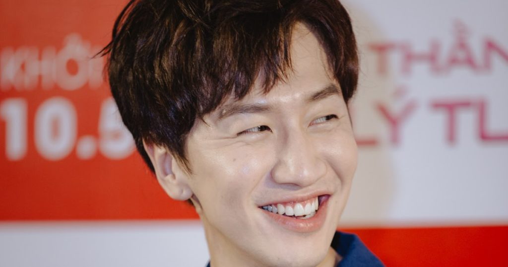 La mère de Lee Kwang Soo lui fait la surprise la plus réconfortante lors de son dernier jour de tournage de "Running Man"