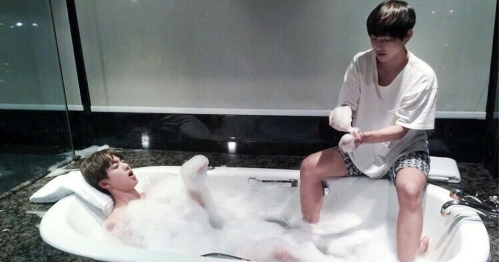 Jin de BTS prenait une douche une fois, et il a eu une surprise inattendue de V