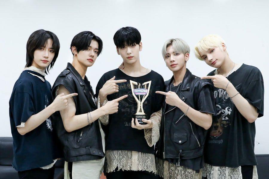 Regardez : TXT Snags 2nd Win pour "0X1=LOVESONG (I Know I Love You)" sur "Show Champion" ;  Performances de MONSTA X, EVERGLOW et plus