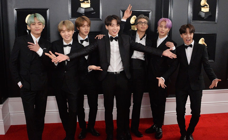 BTS arrive pour la 61e cérémonie des Grammy Awards à Los Angeles