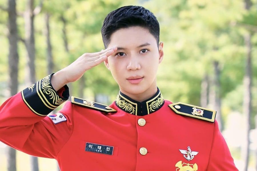 Taemin de SHINee a l'air fringant dans les nouvelles photos de la fanfare militaire + répond aux questions sur la vie militaire