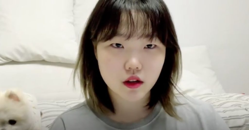 La récente diffusion en direct d'AKMU Suhyun est bombardée de commentaires de spam de la part des fans de BTS