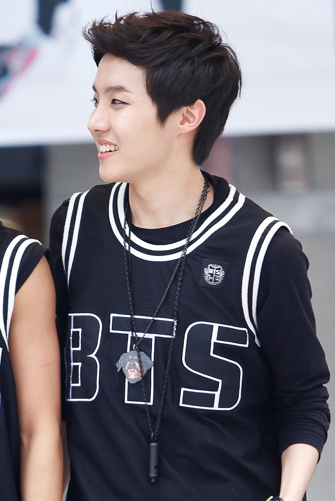 J-Hope_at_an_fansign_in_Busan_on_July_27,_2013