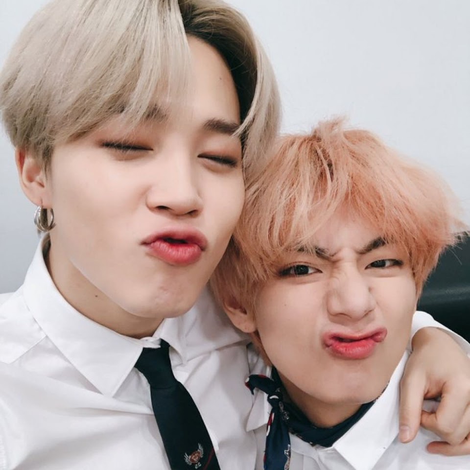 vmin_bts_jimin_and_taehyung_clicking_a_selfie