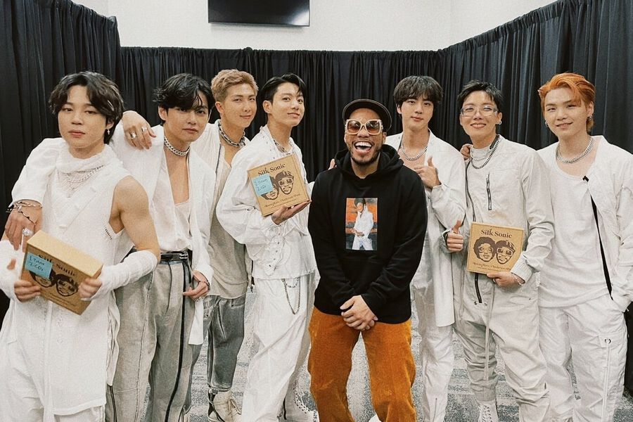 BTS conclut avec succès le premier jour du premier concert hors ligne en 2 ans + échange des albums avec Anderson .Paak