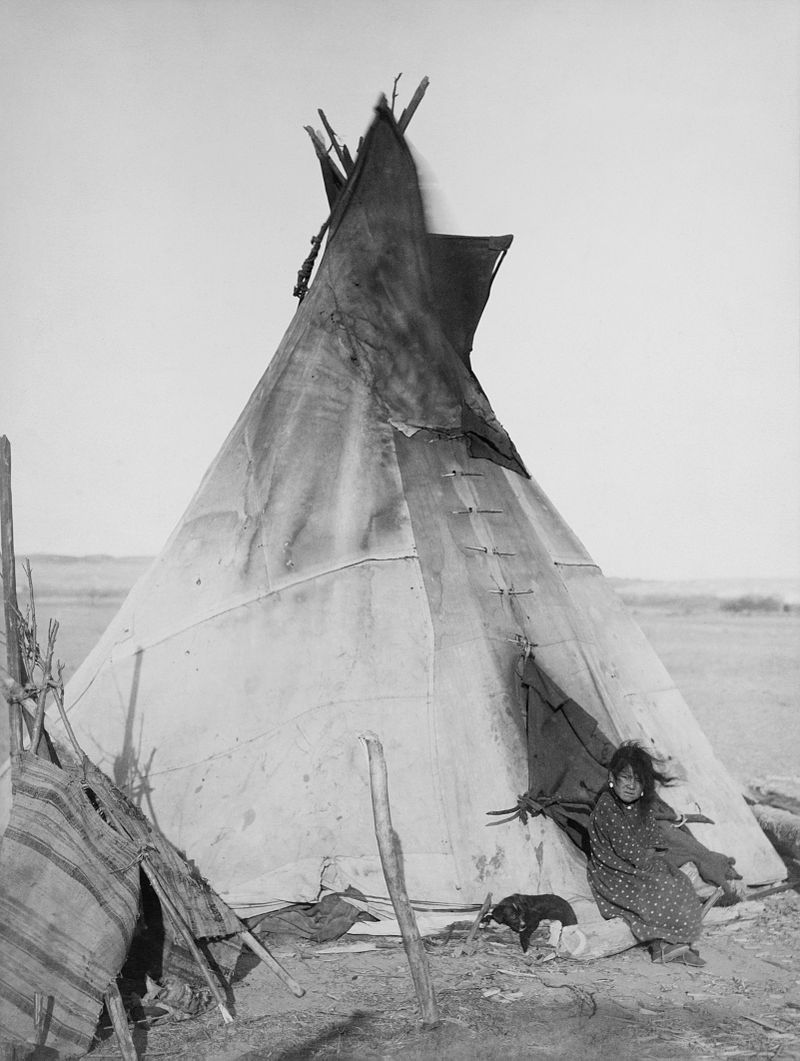 800px-Oglala_girl_in_front_of_a_tipi2