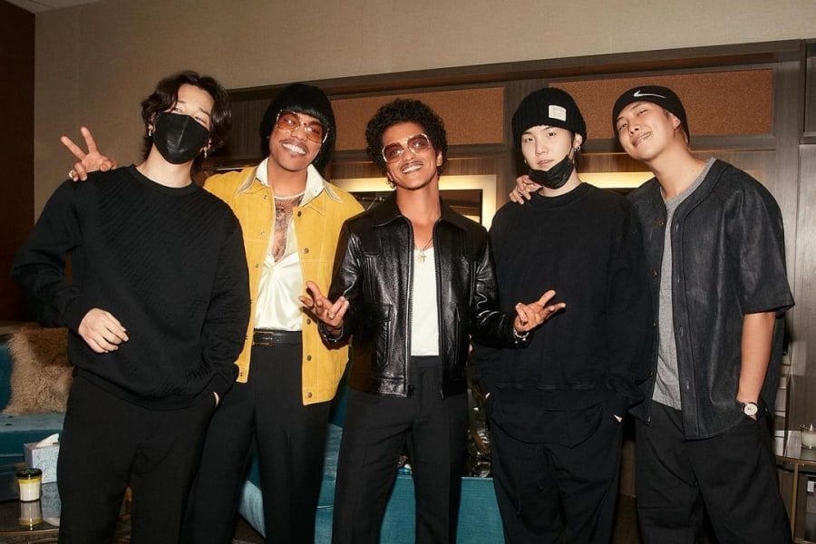 Bruno Mars et Anderson .Paak traînent avec des membres de BTS dans les coulisses de leur concert Silk Sonic