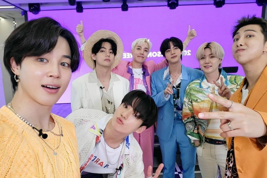 BTS revient sur son incroyable année en partageant un adorable groupe "Selfie Collection" pour la Festa 2022