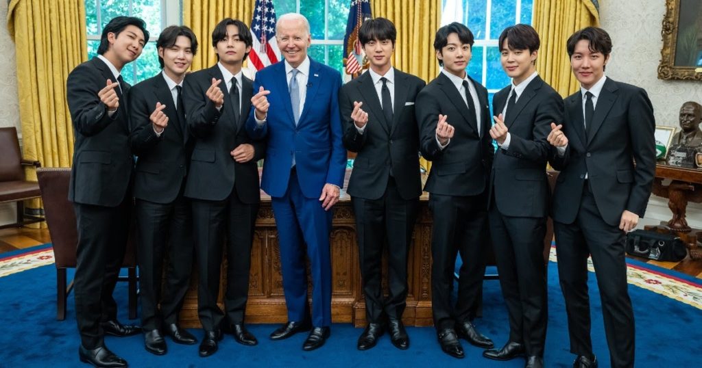 Le président Joe Biden félicite BTS pour avoir sensibilisé aux crimes de haine anti-asiatiques et aux messages qu'ils communiquent