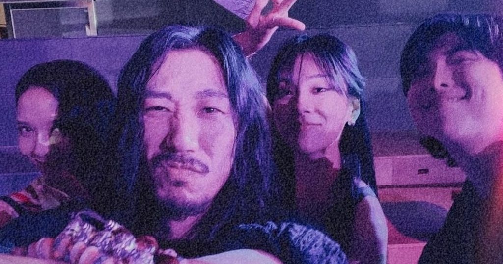 Tiger JK expose sa femme Yoonmirae comme une véritable armée BTS à la soirée d'écoute "Jack In The Box" de J-Hope