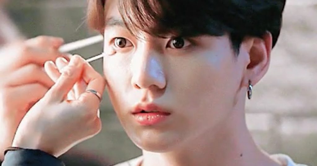 10+ fois Jungkook de BTS ressemblait à une poupée humaine se maquillant