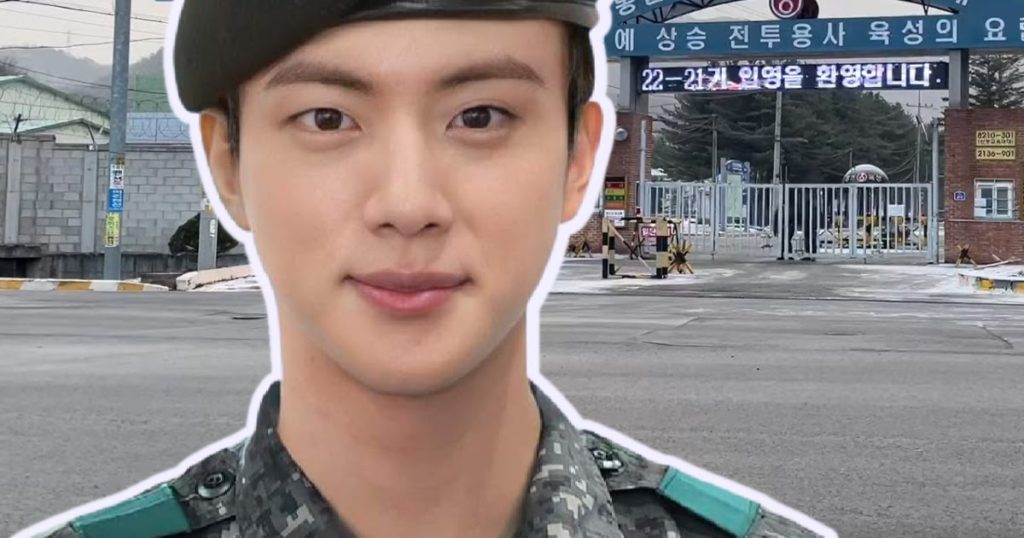 Jin de BTS arrive pour la cérémonie d'entrée militaire