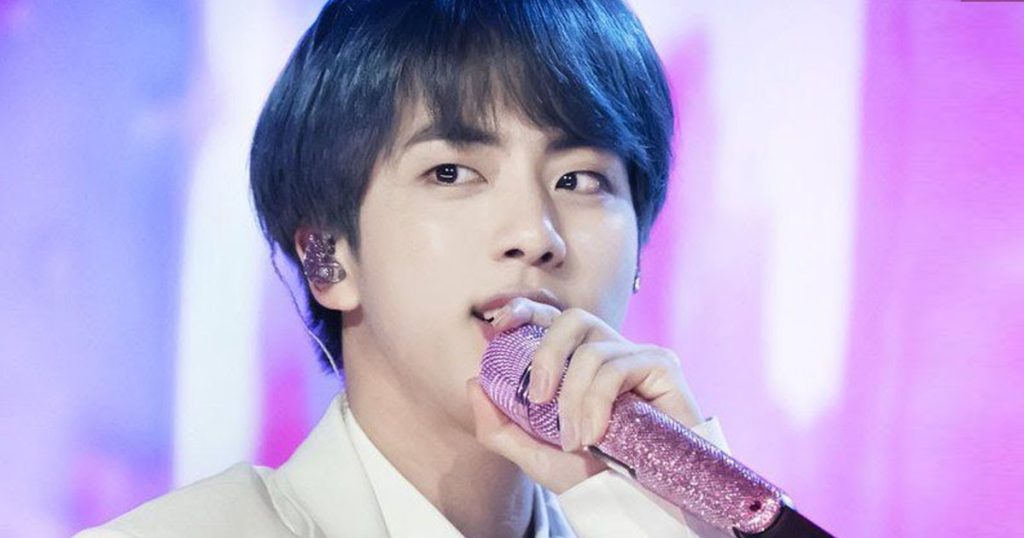 Jin de BTS voulait pleurer quand son microphone rose et scintillant a perdu des strass - mais il avait une solution géniale