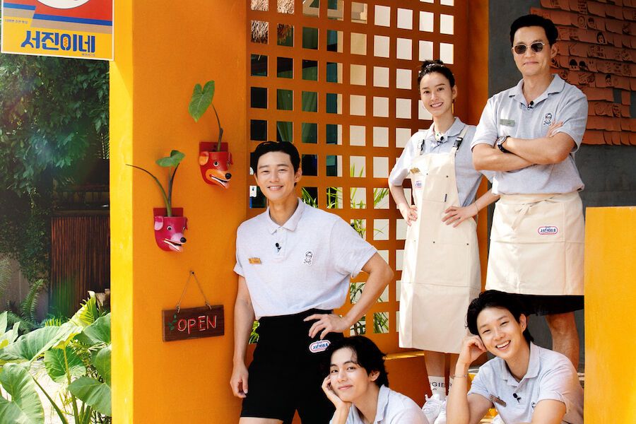 Regardez: Lee Seo Jin, Park Seo Joon, V, Choi Woo Shik et Jung Yu Mi montrent un excellent travail d'équipe tout en gérant un restaurant très fréquenté