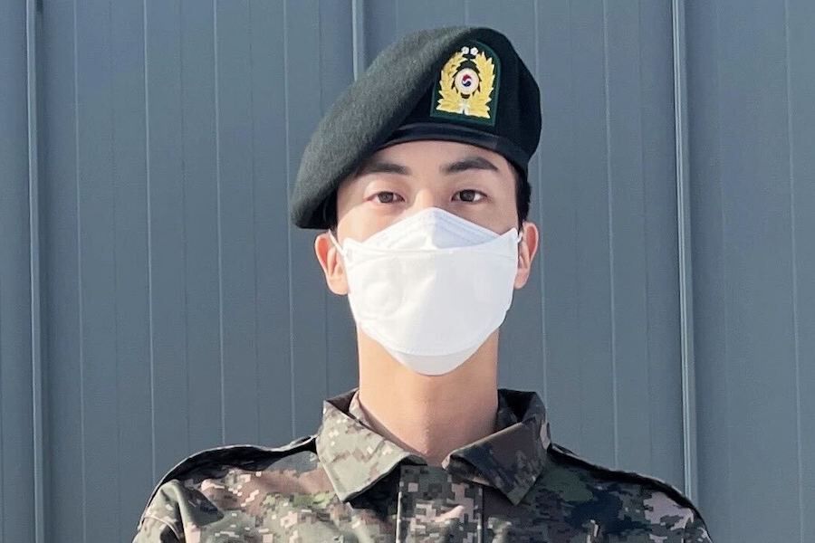 Jin de BTS partage une mise à jour de l'armée avec des photos en uniforme